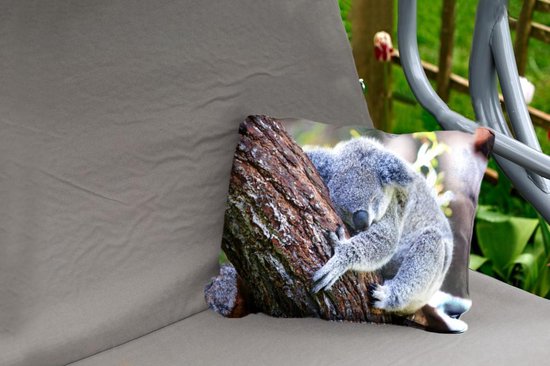 Buitenkussens - Tuin - Een koala op een boomstam - 50x30 cm