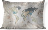 Sierkussens - Kussen - Wereldkaart met landen in verschillende kleuren met een achtergrond van krantenpapier - 50x30 cm - Kussen van katoen