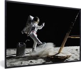 Image encadrée - L'astronaute dans l'espace kicks up dust cadre photo 30x20 cm - Poster encadré (Décoration murale salon / chambre)