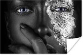 Donkere vrouw met blauwe ogen en zilveren accenten 180x120 cm XXL / Groot formaat! - Foto print op Poster (wanddecoratie woonkamer / slaapkamer)