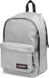 Grijze Eastpak rugzak met voorvak en Eastpak logo.