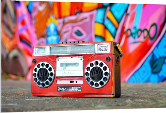 Dibond - Rode Radio voor Graffiti Muur - 120x80cm Foto op Aluminium (Wanddecoratie van metaal)