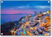 Oia avec des maisons blanches traditionnelles et des moulins à vent sur l'île de Santorin, en Grèce à l'heure bleue du soir - Affiche de jardin 70x50 | Décoration murale - Paysage
