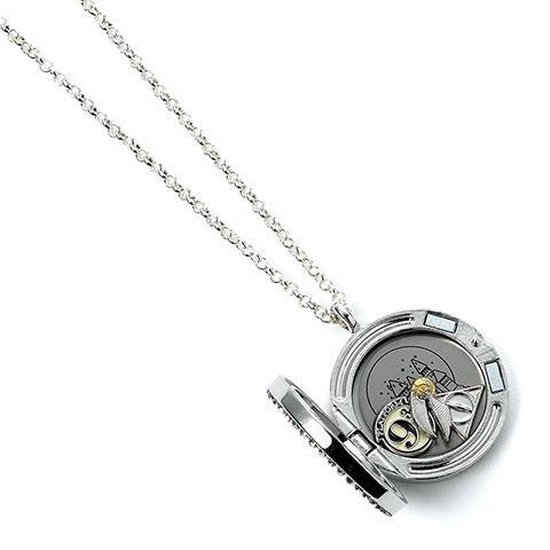 Zilverkleurige locket ketting met '9 3/4', gouden snitch en 'Deathly Hallows'-symbool bedels binnenin. De locket is open.