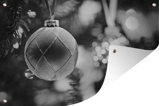 Tuindecoratie Een close-up van decoratieve Kerstmis versiering bij een kerstboom - zwart wit - 60x40 cm - Tuinposter - Tuindoek - Buitenposter