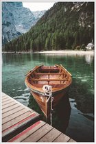 JUNIQE - Poster met kunststof lijst Boot op meer in Dolomieten -13x18