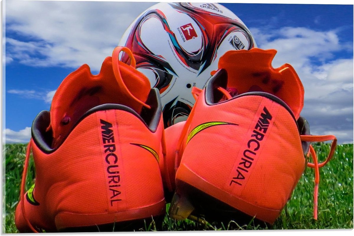 Acrylglas - Voetbal en Voetbalschoenen - 60x40cm Foto op Acrylglas (Met Ophangsysteem)
