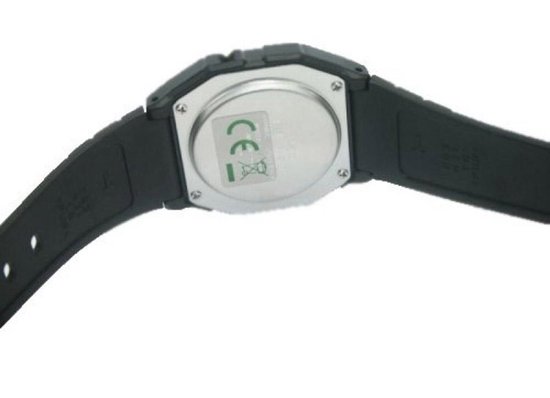 Dos d'une montre numérique Casio F-91W noire avec fond métallique et marquage CE.