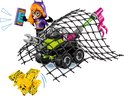 Batgirl met paarse cape en een net dat een groen voertuig met gele vleermuis probeert te vangen.