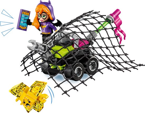 Batgirl met paarse cape en een net dat een groen voertuig met gele vleermuis probeert te vangen.