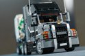Grijze LEGO Technic Mack Anthem truck met witte container. Detail van de voorkant.