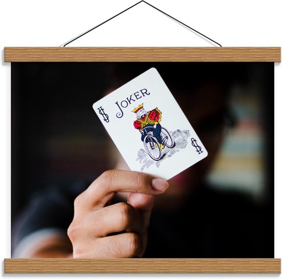 Schoolplaat – Joker Kaart in Handen - 40x30cm Foto op Textielposter (Wanddecoratie op Schoolplaat)