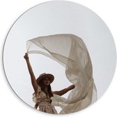 Dibond Wandcirkel - Dansende Vrouw met Doeken - 80x80cm Foto op Aluminium Wandcirkel (met ophangsysteem)