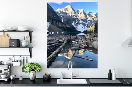 Sticker Muursticker Moraine Lake - Moraine Lake reflète les montagnes au Canada - 90x120 cm - film adhésif autocollant - sticker mural repositionnable