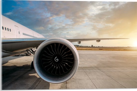 Acrylglas - Motor van Wit Vliegtuig op Vliegveld - 60x40 cm Foto op Acrylglas (Wanddecoratie op Acrylaat)