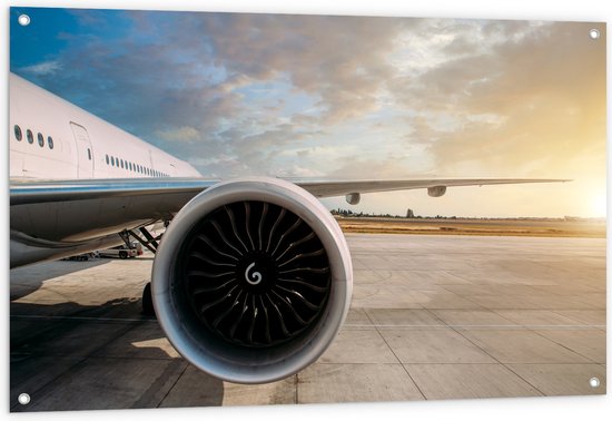 Tuinposter – Motor van Wit Vliegtuig op Vliegveld - 120x80 cm Foto op Tuinposter (wanddecoratie voor buiten en binnen)