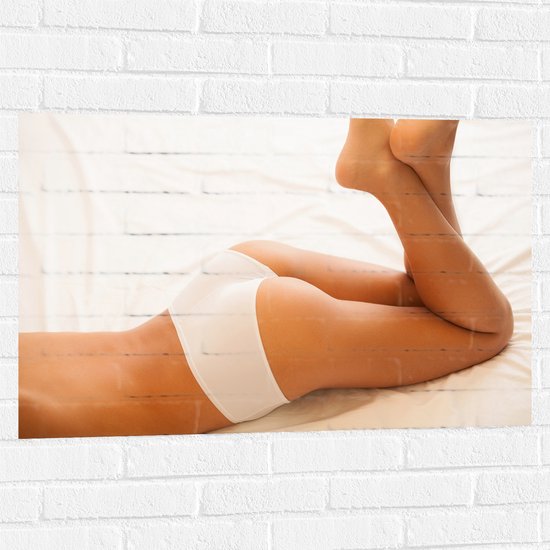 Muursticker - Liggende Vrouw in Ondergoed op Witte Lakens - 90x60 cm Foto op Muursticker