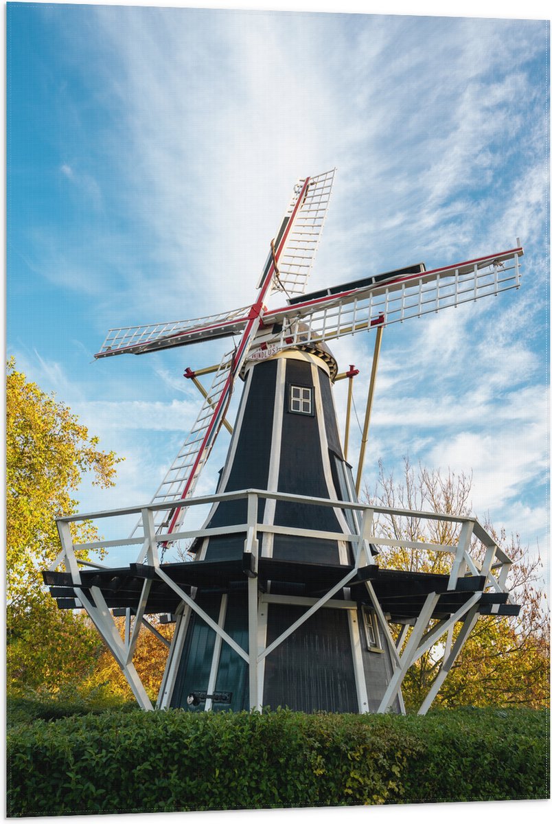 Vlag - Oude Zwarte Houten Windmolen onder Sluierbewolking - 60x90 cm Foto op Polyester Vlag
