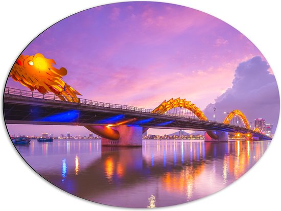 Dibond Ovaal - Paarse Lucht boven Verlichte Dragon brug in Da Nang, Vietnam - 80x60 cm Foto op Ovaal (Met Ophangsysteem)