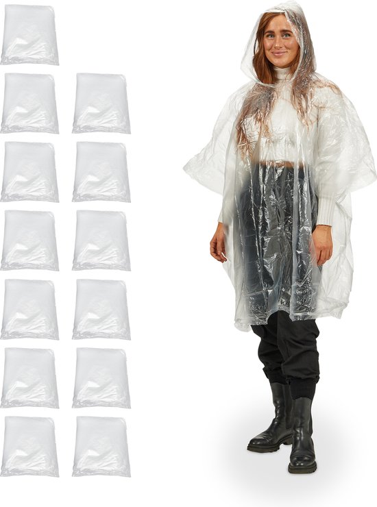 Een vrouw in een doorzichtige poncho, naast een opstelling van 12 verpakte poncho's.