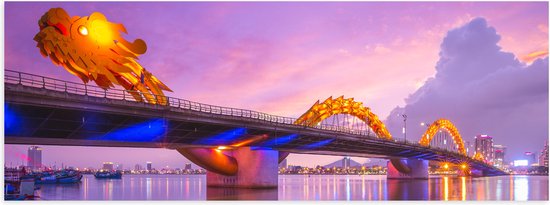 Poster (Mat) - Paarse Lucht boven Verlichte Dragon brug in Da Nang, Vietnam - 120x40 cm Foto op Posterpapier met een Matte look