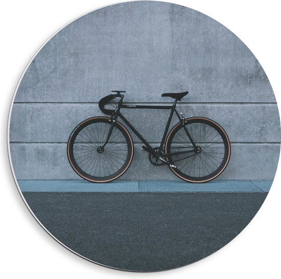 WallClassics - PVC Schuimplaat Muurcirkel - Zwarte Fiets tegen Grijze Muur - 40x40 cm Foto op Muurcirkel (met ophangsysteem)