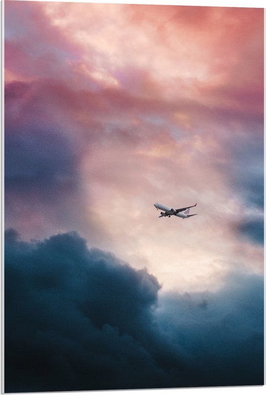 WallClassics - Acrylglas - Vliegtuig tussen Donkere Onweerswolken - 60x90 cm Foto op Acrylglas (Met Ophangsysteem)