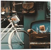 WallClassics - PVC Schuimplaat - Witte geparkeerde Fiets - 50x50 cm Foto op PVC Schuimplaat (Met Ophangsysteem)