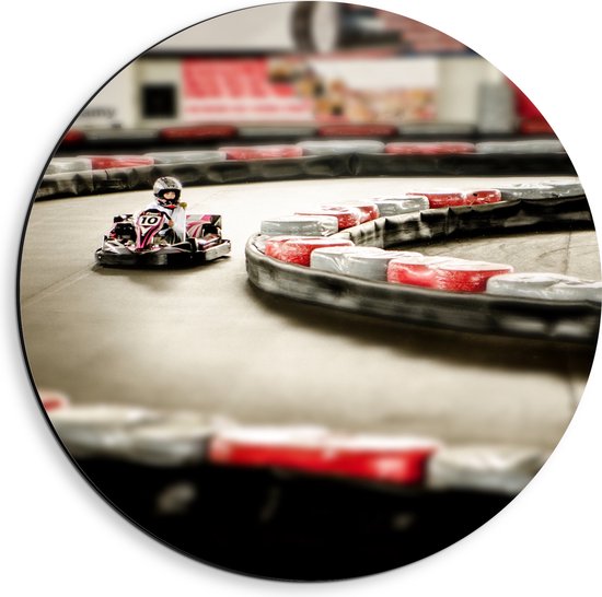 WallClassics - Dibond Muurcirkel - Karter op Indoor Kartbaan - 40x40 cm Foto op Aluminium Muurcirkel (met ophangsysteem)