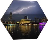 WallClassics - Dibond Hexagon - Bliksem bij het Theater Esplanade - Singapore - 60x52.2 cm Foto op Hexagon (Met Ophangsysteem)