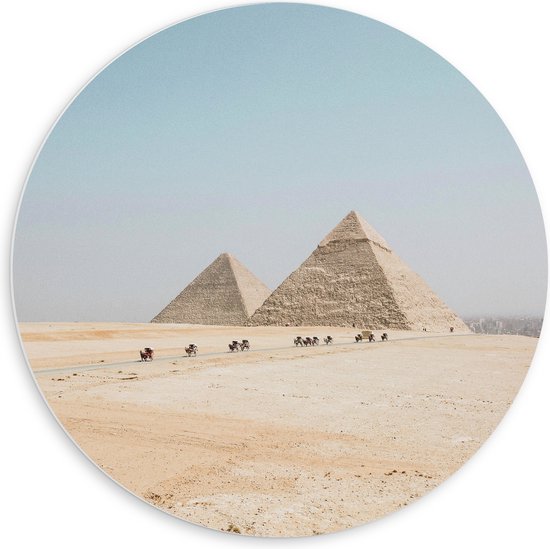 WallClassics - PVC Schuimplaat Muurcirkel - Piramides in de Woestijn met Kamelen - 60x60 cm Foto op Muurcirkel (met ophangsysteem)