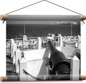 WallClassics - Textielposter - Zwart Kanon gericht op Zee - Zwart Wit - 40x30 cm Foto op Textiel