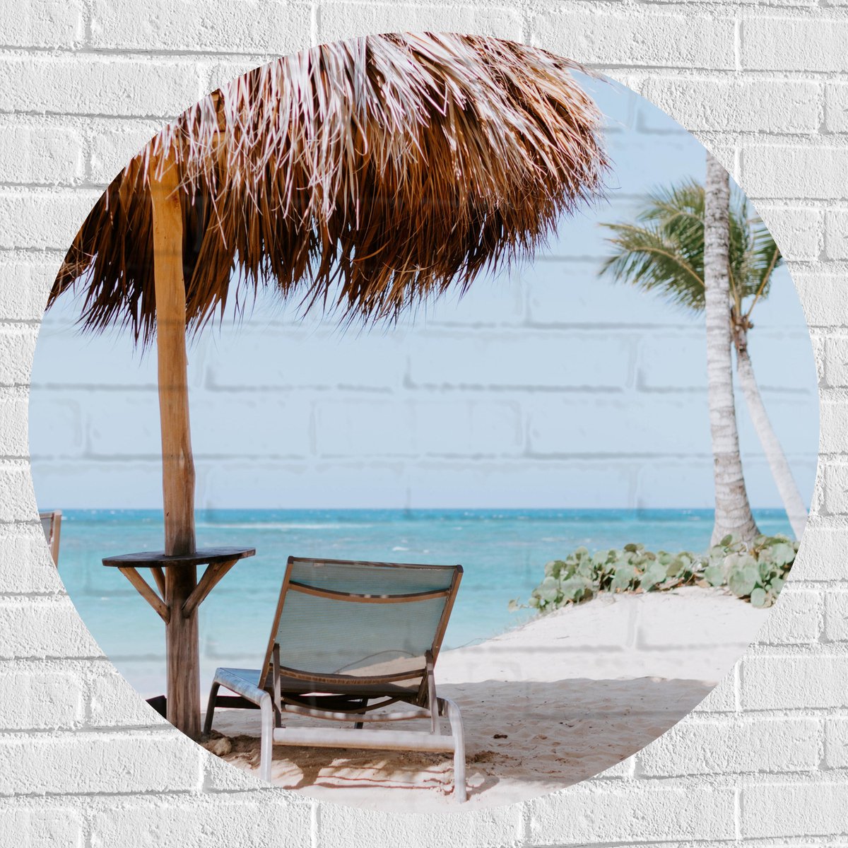 Muursticker Cirkel - Ligbedden onder Rieten Parasol met Palmboom - 90x90 cm Foto op Muurst