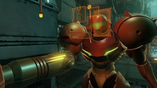Close-up van Samus' bruin en rood pantser met groene lichten en een kanon, met holografische displays.