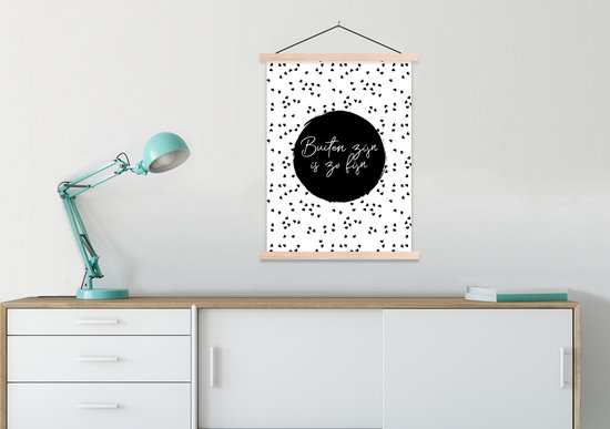 Porte-affiche avec affiche - Affiche scolaire - Être dehors, c'est si agréable - Texte - Jardin - Citations - 60x80 cm - lattes vierges