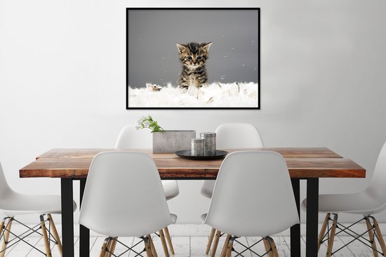 Photo encadrée - Chaton entre les plumes cadre photo noir sans passe partout 80x60 cm - Affiche encadrée (Décoration murale salon / chambre)