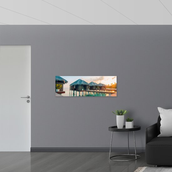 Dibond - Houten Hutjes boven de Zee tijdens Zonsondergang - 120x40 cm Foto op Aluminium (Met Ophangsysteem)