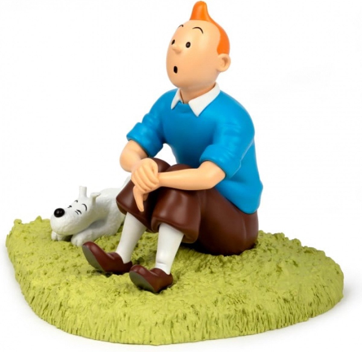 Tintin assis dans l'herbe. Statue officielle de Tintin réalisée