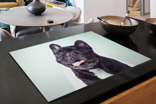 KitchenYeah® Inductie beschermer 81.6x52.7 cm - Franse Bulldog - Zwart - Stoel - Kookplaataccessoires - Afdekplaat voor kookplaat - Inductiebeschermer - Inductiemat - Inductieplaat mat