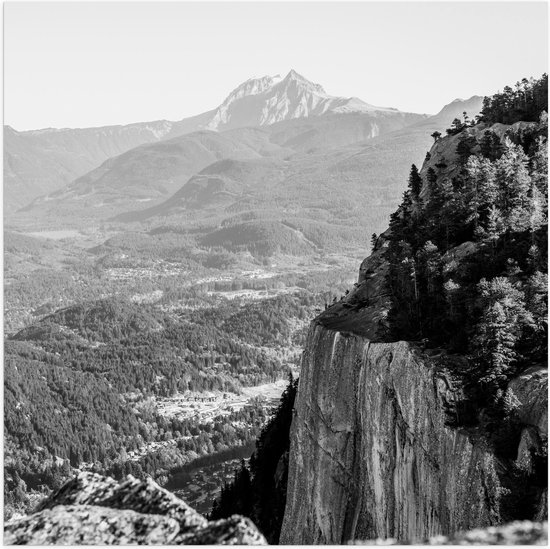 Poster Glanzend – Stijle Rotsen in Berglandschap (Zwart-wit) - 50x50 cm Foto op Posterpapier met Glanzende Afwerking