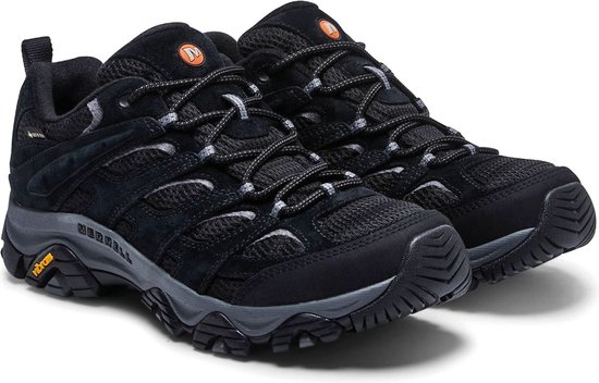 Twee zwarte Merrell wandelschoenen met grijze veters en Gore-Tex.
