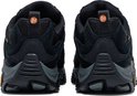 Achterkant van twee zwarte Merrell wandelschoenen met oranje 'M' logo's.