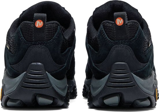 Achterkant van twee zwarte Merrell wandelschoenen met oranje 'M' logo's.