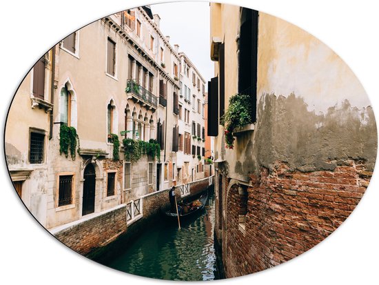 Dibond Ovaal - Gondel op Water in Smal Steegje van Venetië - 80x60 cm Foto op Ovaal (Met Ophangsysteem)