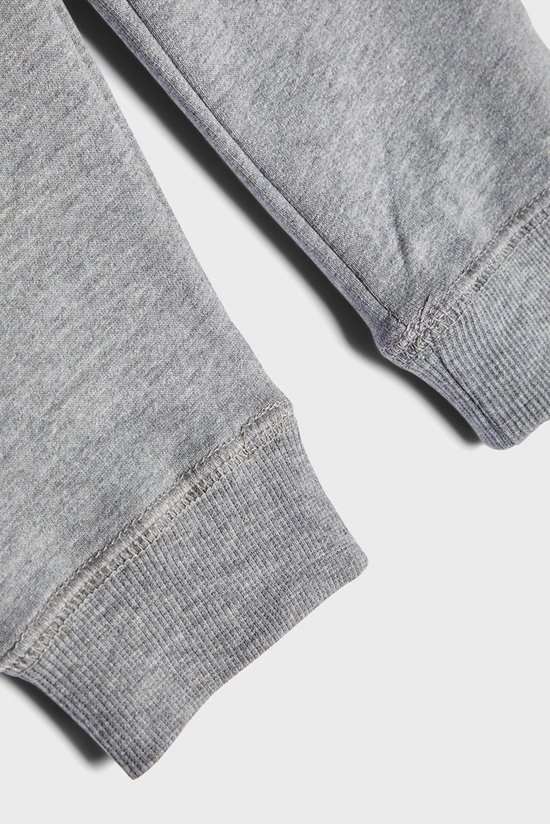 Detail van de boorden van een grijze joggingbroek.