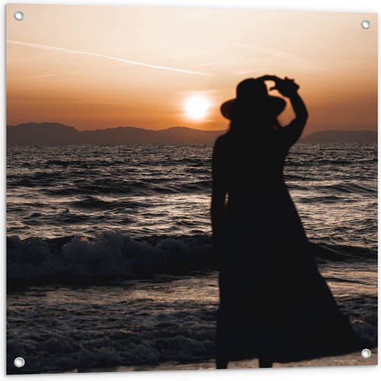 Tuinposter – Vrouw kijkend naar de Zee en Zonsondergang - 80x80 cm Foto op Tuinposter (wanddecoratie voor buiten en binnen)