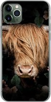 Geschikt voor iPhone 11 Pro Max hoesje - Schotse hooglander - Koe - Bladeren - Siliconen Telefoonhoesje