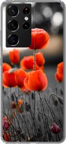 Geschikt voor Samsung Galaxy S21 Ultra hoesje - Rode Klaprozen tegen zwarte met witte achtergrond - Siliconen Telefoonhoesje