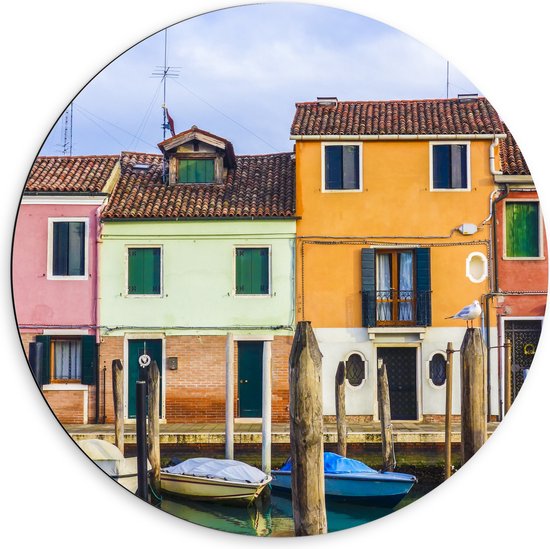 WallClassics - Dibond Muurcirkel - Gekleurde Huizen aan het Water met Boten - 60x60 cm Foto op Aluminium Muurcirkel (met ophangsysteem)