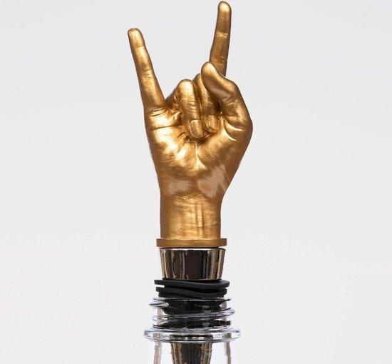 Gouden flesstop met de 'rock on'-hand en een deel van de zilveren en zwarte afdichting.